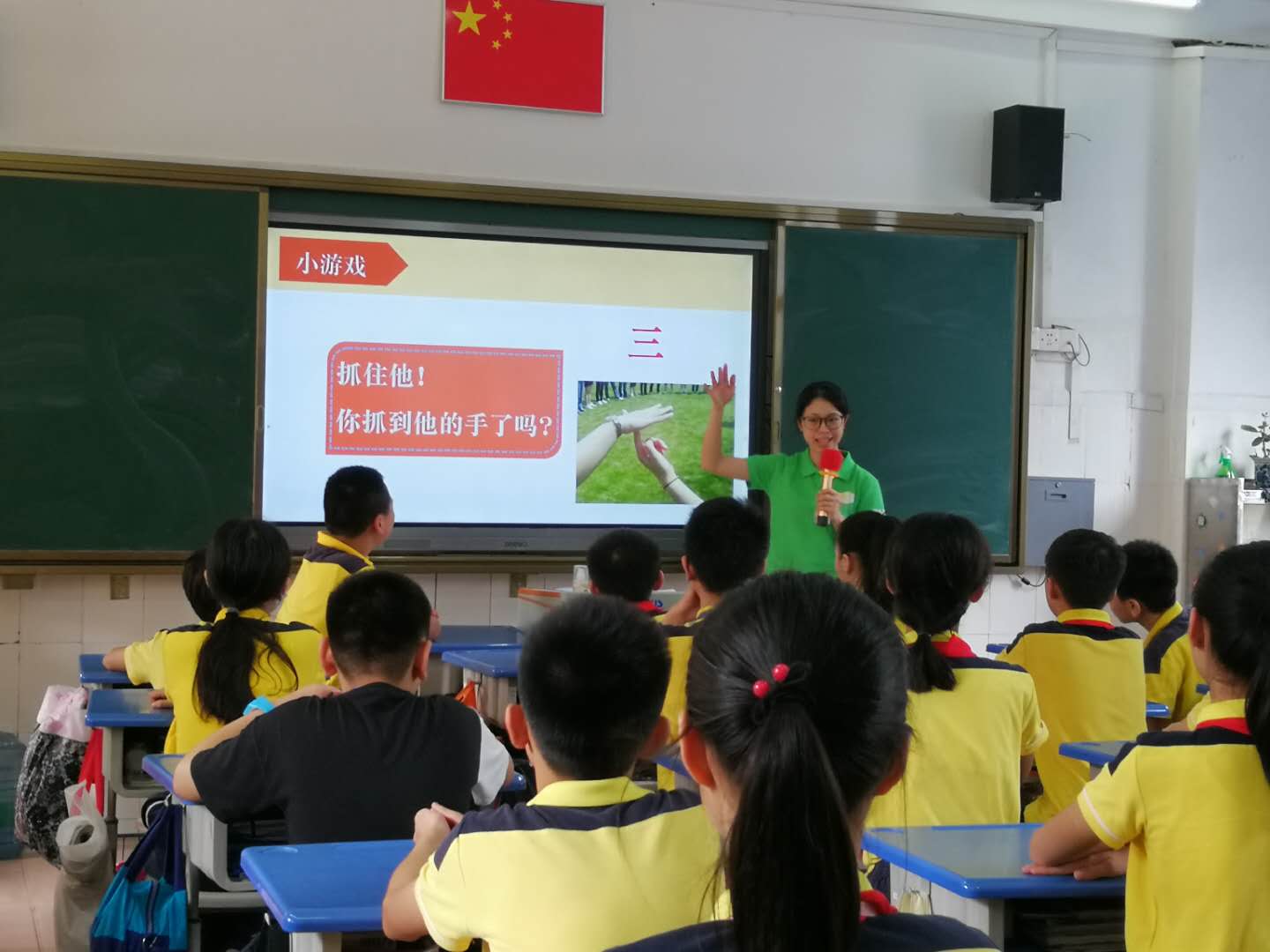 社工带领参与者玩游戏.jpg