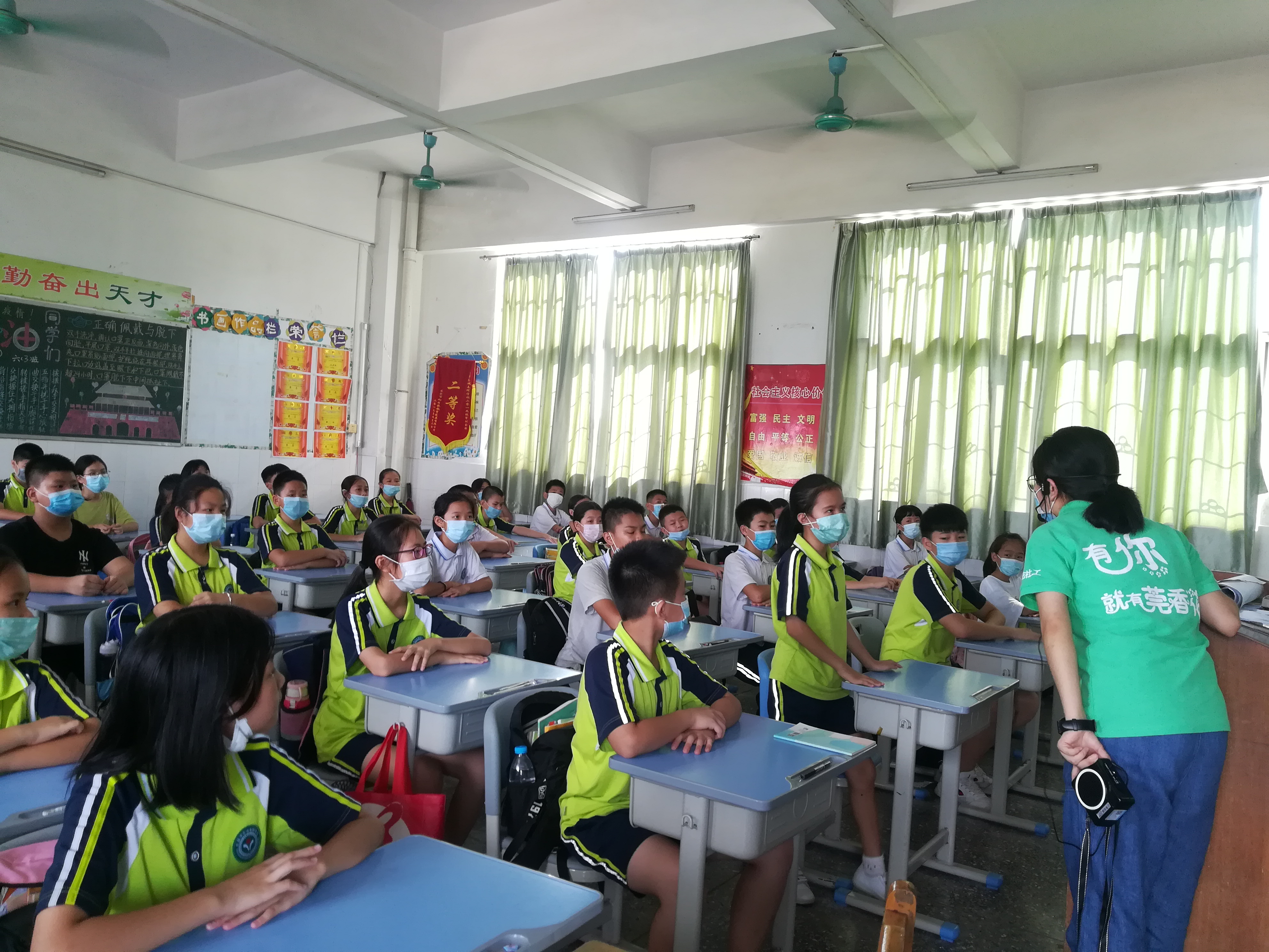 学生回答问题.jpg